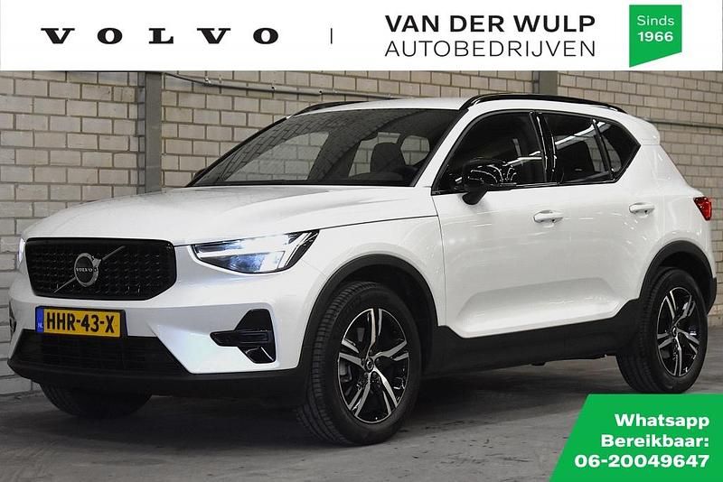Wit (metallic) Occasion 2025 Volvo XC40 Plus SUV | € 44.950 (Iets duurder) - Afbeelding 1/4