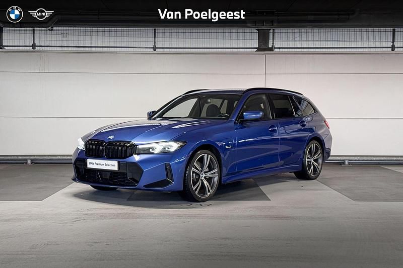 M portimao blau (c31) Gebruikt 2023 BMW 330e M Sport Stationwagen | € 44.900 (Eerlijke prijs) - Afbeelding 1/4