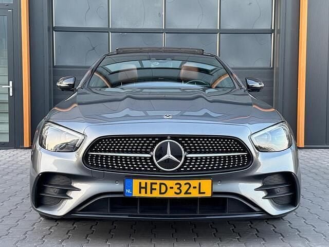 Grijs Gebruikt 2021 Mercedes E200 AMG line Sedan | € 39.950 (Eerlijke prijs) - Afbeelding 1/4