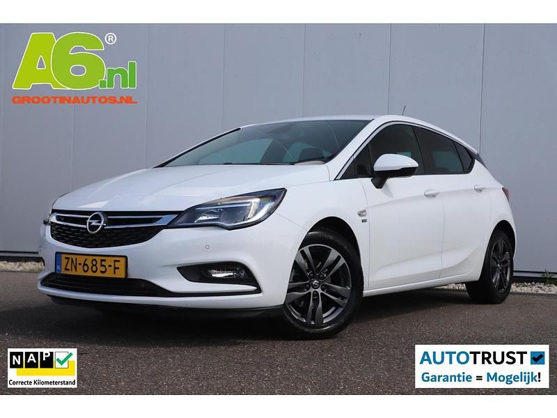 Gaz :summit white s Gebruikt 2019 Opel Astra Edition Hatchback | € 10.999 (Goede deal) - Afbeelding 1/4