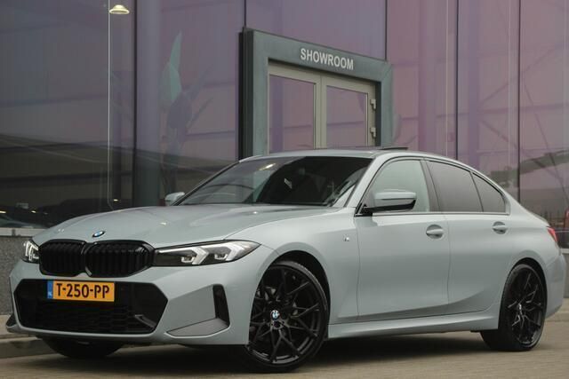 Grijs Gebruikt 2023 BMW 320 M Sport Sedan | € 49.900 - Afbeelding 1/4