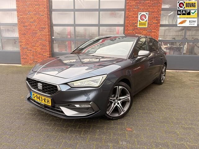 Grijs Gebruikt 2023 Seat Leon Business Hatchback | € 22.750 (Eerlijke prijs) - Afbeelding 1/4