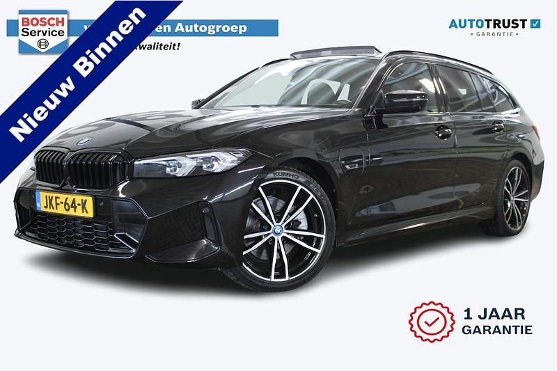 Zwart (metallic) Occasion 2023 BMW 330e Sport Line Stationwagen | € 42.950 (Duur) - Afbeelding 1/4