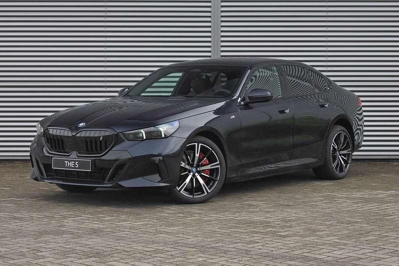 Zwart Nieuw 2025 BMW i5 Comfort Edition Sedan | € 83.746 (Super prijs) - Afbeelding 1/4