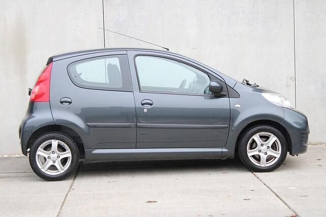 Occasion Peugeot 107 68 PK (50 kW) 2010 Grijs (metallic) Hatchback