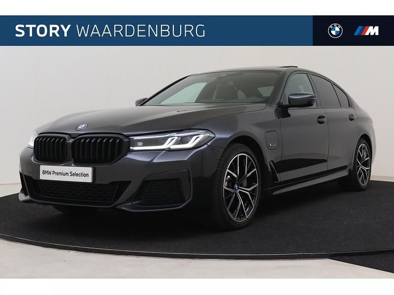 Sophistograu brillianteffect (grijs metallic) Gebruikt 2022 BMW 520 Executive Sedan | € 39.950 (Goede deal) - Afbeelding 1/4