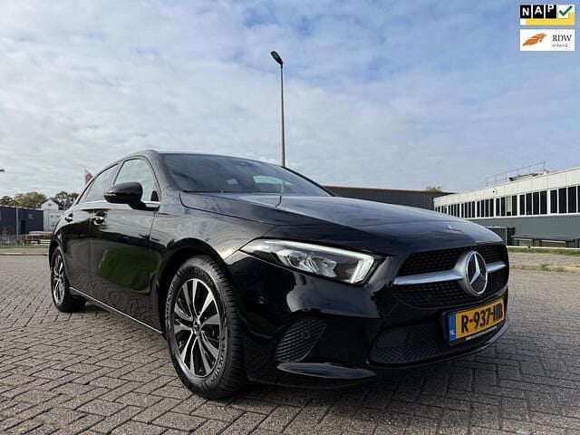 Zwart Gebruikt 2022 Mercedes A180 Business Hatchback | € 24.950 (Super prijs) - Afbeelding 1/4