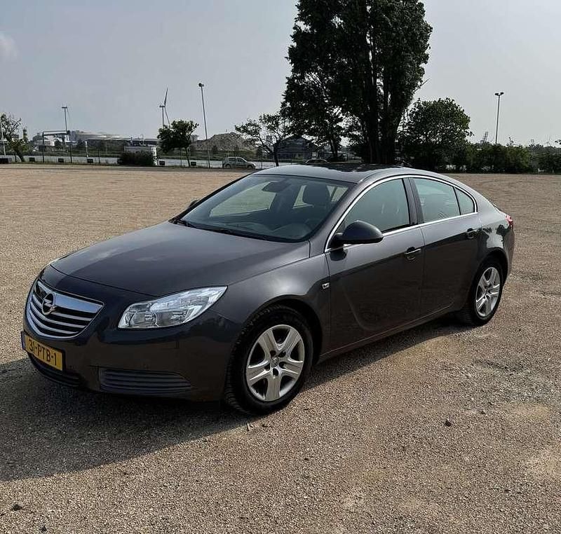 Grijs Gebruikt 2011 Opel Insignia MPV | € 6.500 (Iets duurder) - Afbeelding 1/4