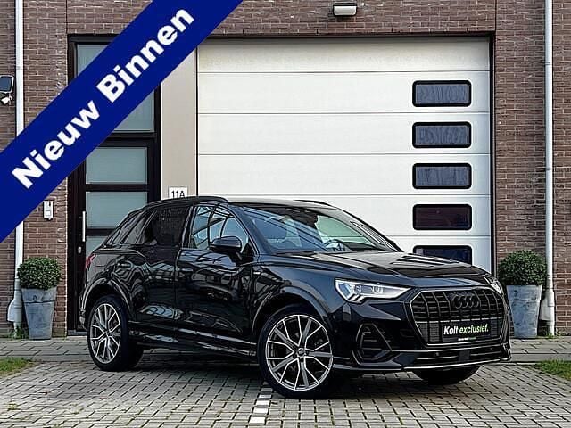 Zwart (metallic) Gebruikt 2023 Audi Q3 Black Edition SUV | € 38.990 (Goede deal) - Afbeelding 1/4