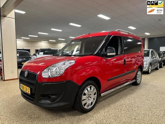 Rood Gebruikt 2010 Fiat Doblò MPV | € 8.950 - Afbeelding 1/4