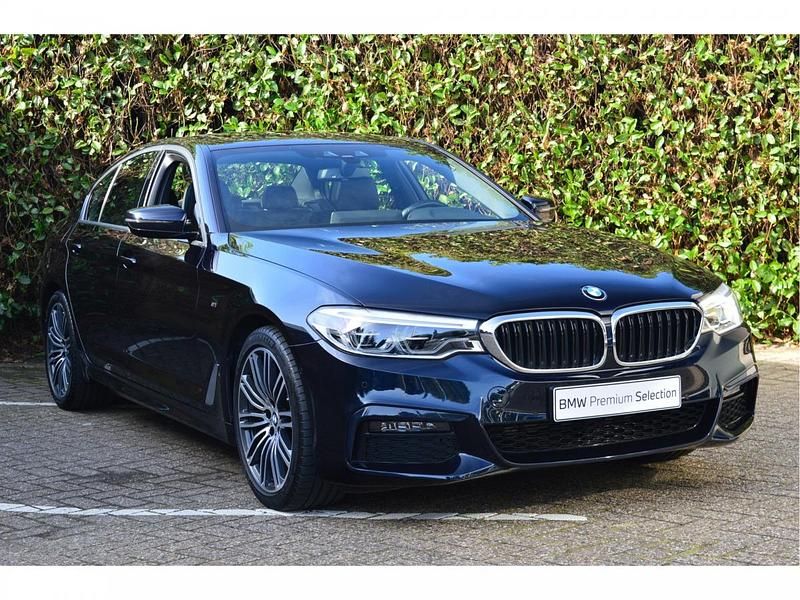 M carbonschwarz (donker zwart metallic) Gebruikt 2020 BMW 520 Comfort Edition Sedan | € 35.950 (Eerlijke prijs) - Afbeelding 1/1