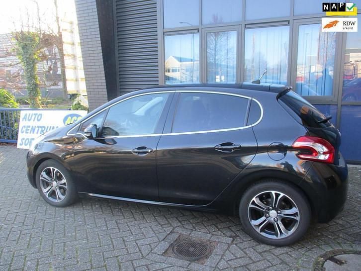 Zwart (metallic) Occasion 2012 Peugeot 208 Griffe Hatchback | € 3.900 (Eerlijke prijs) - Afbeelding 1/4
