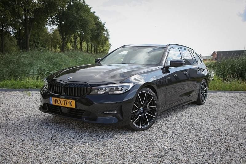 Zwart Gebruikt 2020 BMW 330e Sport Line Stationwagen | € 26.444 (Eerlijke prijs) - Afbeelding 1/4