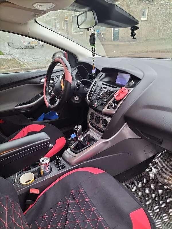 Rood Occasion 2013 Ford Focus Stationwagen | € 2.700 (Duur) - Afbeelding 1/4