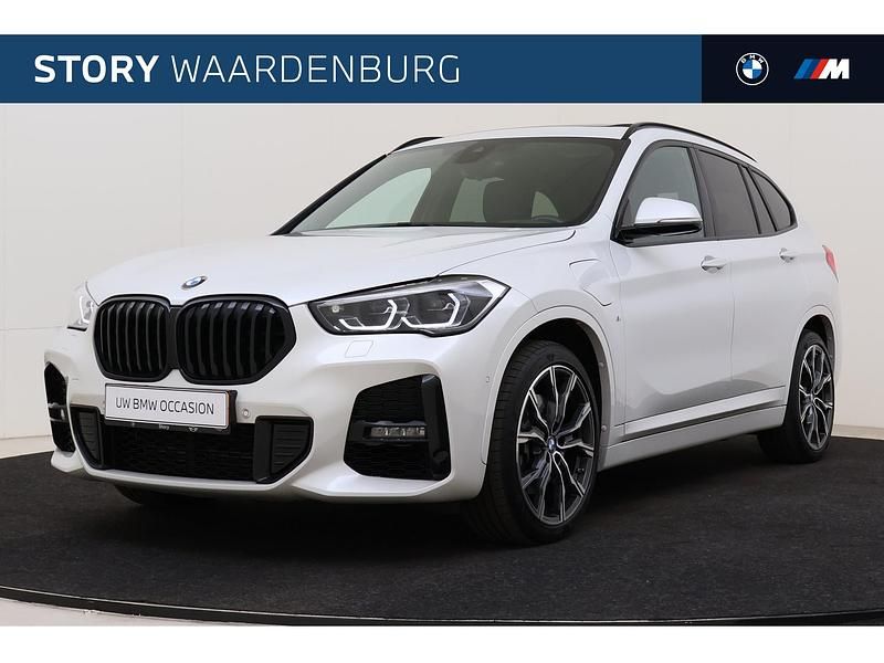Wit (metallic) Occasion 2021 BMW X1 Executive SUV | € 31.950 (Duur) - Afbeelding 1/4
