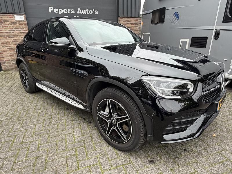 Zwart Gebruikt 2020 Mercedes GLC300 Premium Plus Coupé | € 44.950 (Eerlijke prijs) - Afbeelding 1/4