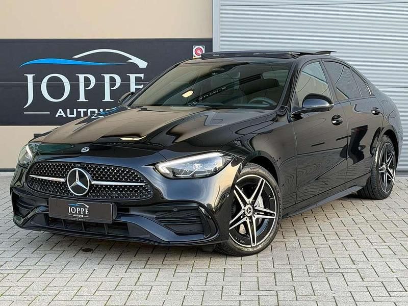 Zwart (metallic) Occasion 2024 Mercedes C300e AMG line Sedan | € 49.950 (Eerlijke prijs) - Afbeelding 1/4