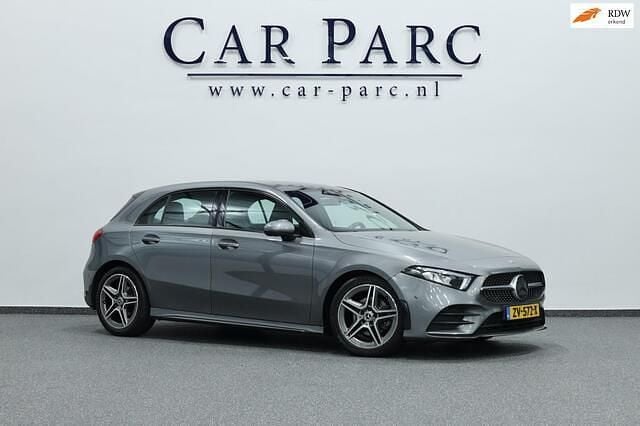 Grijs Gebruikt 2019 Mercedes A180 AMG Hatchback | € 18.995 (Eerlijke prijs) - Afbeelding 1/4