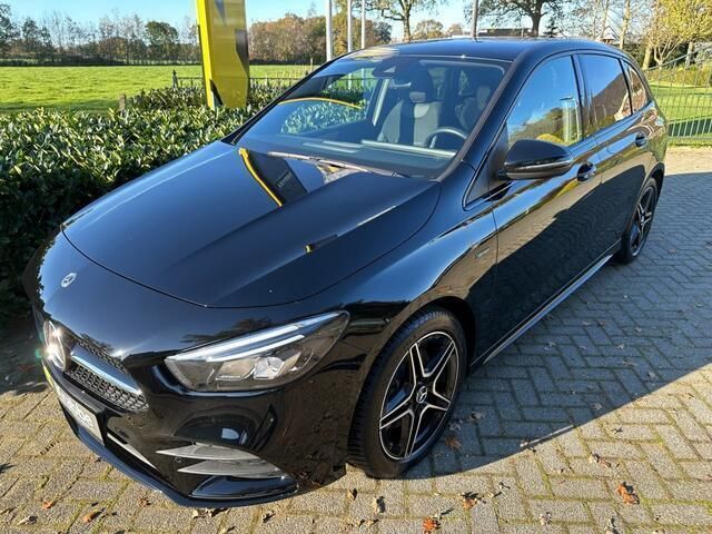 Zwart Gebruikt 2021 Mercedes E250 AMG MPV | € 28.950 (Goede deal) - Afbeelding 1/4