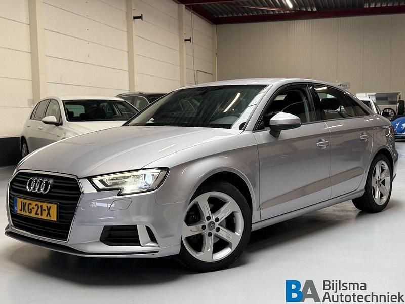 Zilver (metallic) Gebruikt 2017 Audi A3 Sport Sedan | € 14.950 (Goede deal) - Afbeelding 1/4