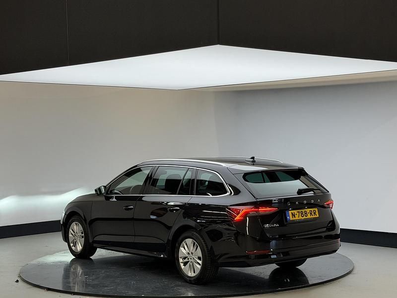 Zwart Occasion 2022 Skoda Octavia Business Line Stationwagen | € 16.425 (Goede deal) - Afbeelding 1/4