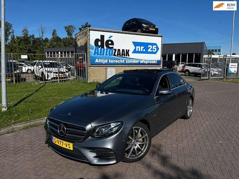 Grijs, metallic lak Gebruikt 2019 Mercedes E220 Sedan | € 22.949 (Eerlijke prijs) - Afbeelding 1/4