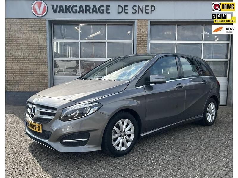 Grijs Gebruikt 2016 Mercedes B180 Ambition MPV | € 16.750 (Eerlijke prijs) - Afbeelding 1/4