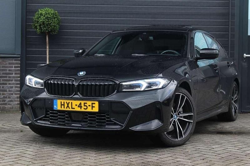 Zwart Gebruikt 2024 BMW 330e M Sport Sedan | € 47.495 (Super prijs) - Afbeelding 1/4