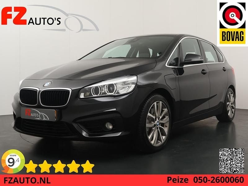 Zwart (metallic) Gebruikt 2016 BMW 225 Active Tourer Executive MPV | € 13.445 (Goede deal) - Afbeelding 1/4
