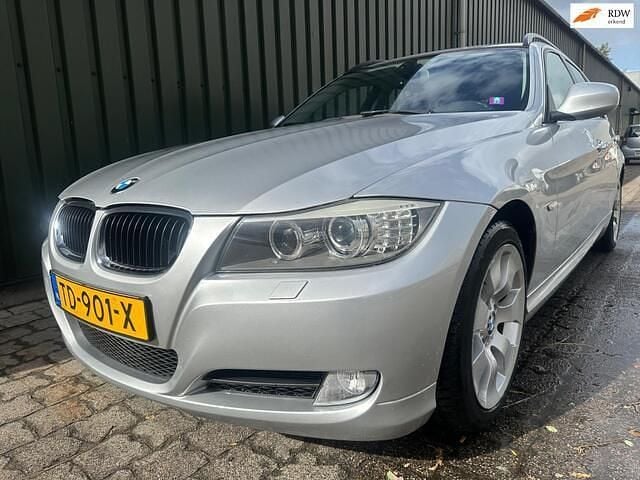Grijs Gebruikt 2009 BMW 318 Executive Stationwagen | € 4.999 (Goede deal) - Afbeelding 1/4