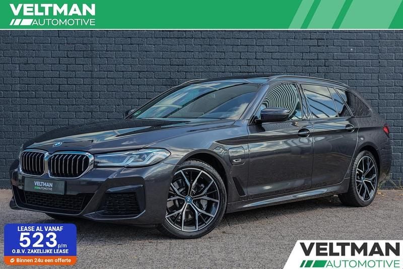 Grijs Gebruikt 2022 BMW 530e M Sport Stationwagen | € 39.495 (Eerlijke prijs) - Afbeelding 1/4
