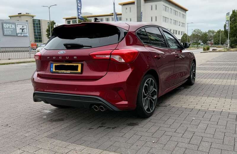 Rood Gebruikt 2019 Ford Focus ST-Line Hatchback | € 18.000 (Eerlijke prijs) - Afbeelding 1/4