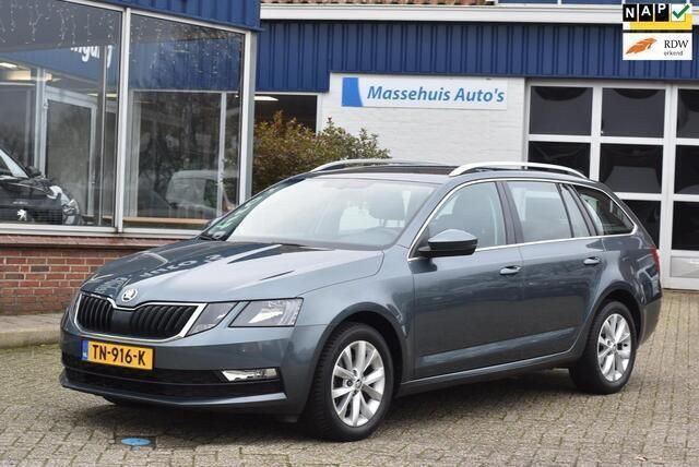 Grijs, metallic lak Gebruikt 2018 Skoda Octavia Ambition Stationwagen | € 15.950 (Iets duurder) - Afbeelding 1/4