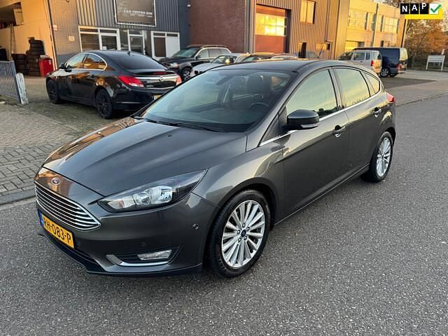 Grijs Occasion 2017 Ford Focus Titanium Hatchback | € 6.000 (Eerlijke prijs) - Afbeelding 1/4