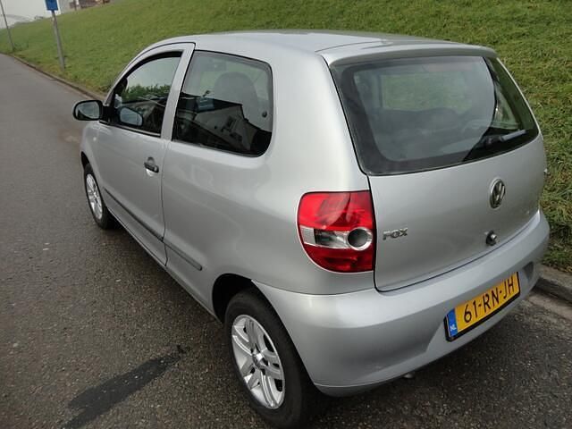 Grijs (metallic) Occasion 2005 VW Fox Trendline Hatchback | € 1.450 (Eerlijke prijs) - Afbeelding 1/4
