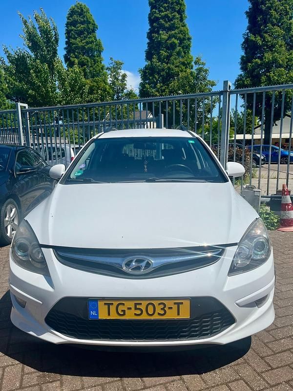 Wit Occasion 2011 Hyundai i30 Stationwagen | € 1.750 (Super prijs) - Afbeelding 1/4