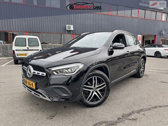 Zwart (metallic) Occasion 2022 Mercedes GLA180 Luxury SUV | € 34.999 (Eerlijke prijs) - Afbeelding 1/4