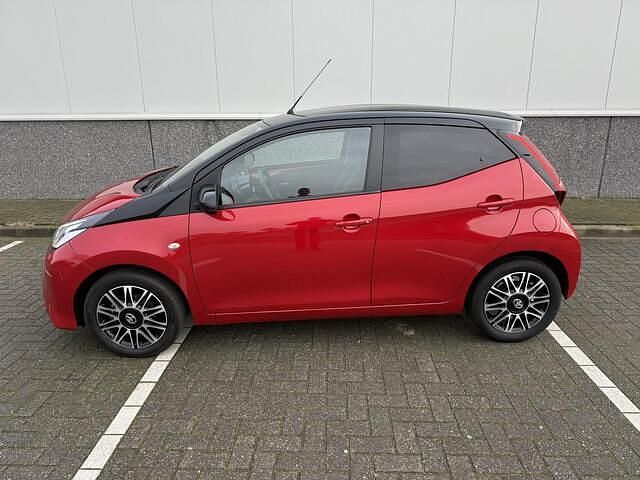 Occasion Toyota Aygo X-clusiv 72 PK (52 kW) 2021 Rood Hatchback