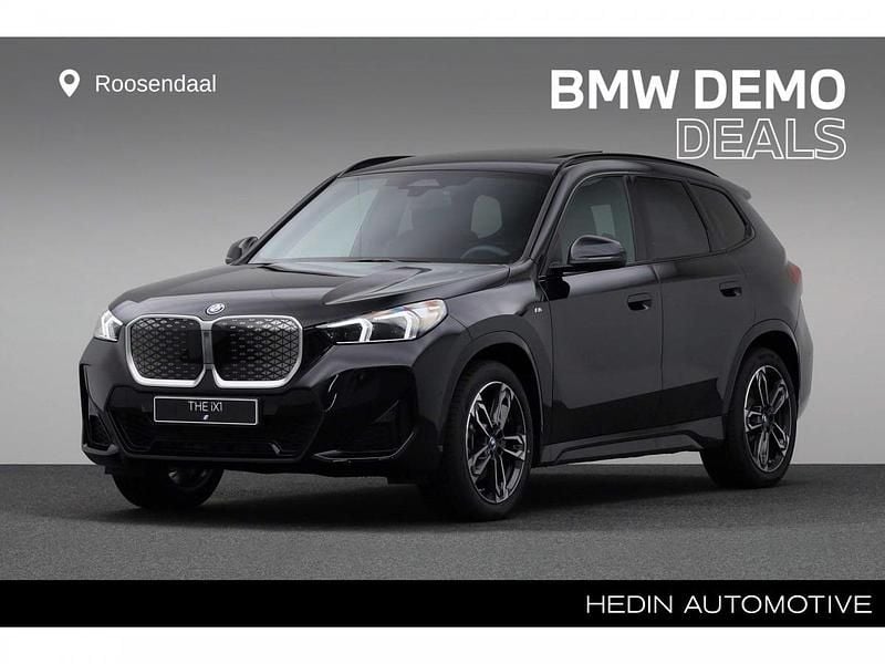 Saphirschwarz metallic (zwart metallic) Gebruikt 2025 BMW iX1 Comfort Edition SUV | € 52.880 - Afbeelding 1/4
