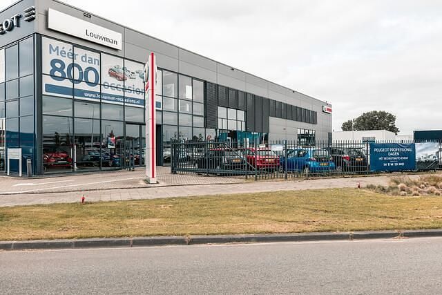 Zwart metallic Occasion 2024 Toyota Yaris Active Hatchback | € 21.400 (Eerlijke prijs) - Afbeelding 1/4