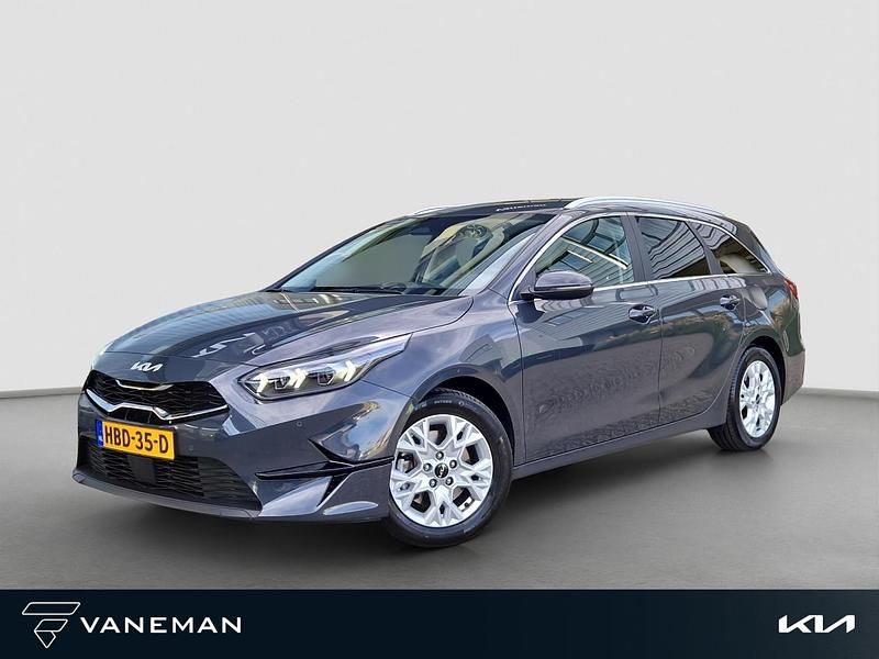 Grijs Gebruikt 2025 Kia Ceed Hatchback | € 28.935 (Duur) - Afbeelding 1/4