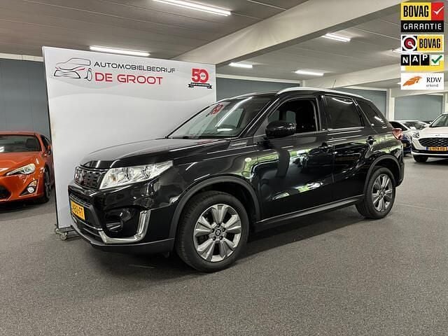 Zwart Gebruikt 2020 Suzuki Vitara SUV | € 16.950 (Goede deal) - Afbeelding 1/4