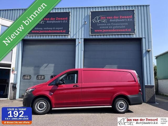Rood Gebruikt 2022 Mercedes Vito MPV | € 11.650 (Eerlijke prijs) - Afbeelding 1/4