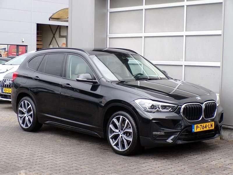 Zwart Gebruikt 2020 BMW X1 Executive SUV | € 23.950 (Super prijs) - Afbeelding 1/4