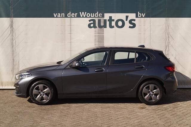 Grijs Gebruikt 2020 BMW 116 Executive Hatchback | € 20.900 (Eerlijke prijs) - Afbeelding 1/4