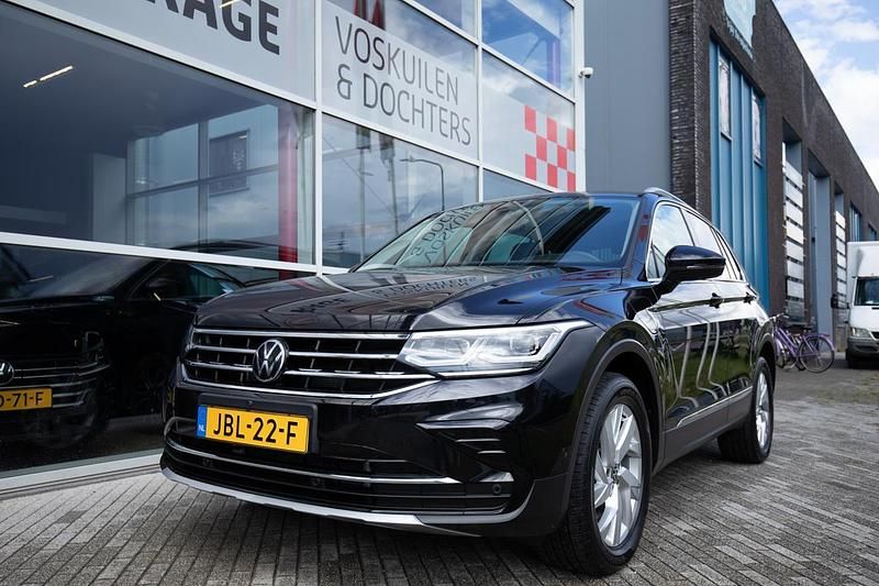 Zwart Gebruikt 2023 VW Tiguan Elegance SUV | € 35.950 (Goede deal) - Afbeelding 1/4