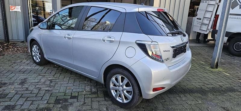 Occasion Toyota Yaris Hybrid 75 PK (55 kW) 2014 Grijs (metallic) Hatchback