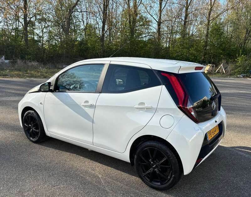 Wit Gebruikt 2017 Toyota Aygo X-play Hatchback | € 7.500 (Goede deal) - Afbeelding 1/4