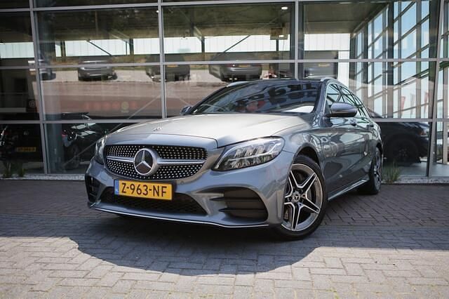 Grijs Gebruikt 2020 Mercedes C300 AMG Stationwagen | € 27.500 (Goede deal) - Afbeelding 1/4
