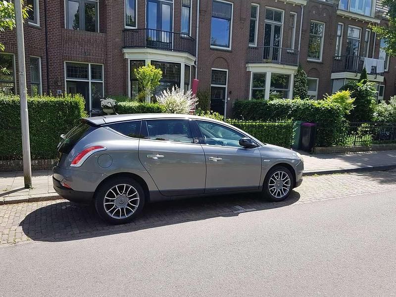 Grijs Gebruikt 2008 Lancia Delta Sedan | € 3.400 (Eerlijke prijs) - Afbeelding 1/4